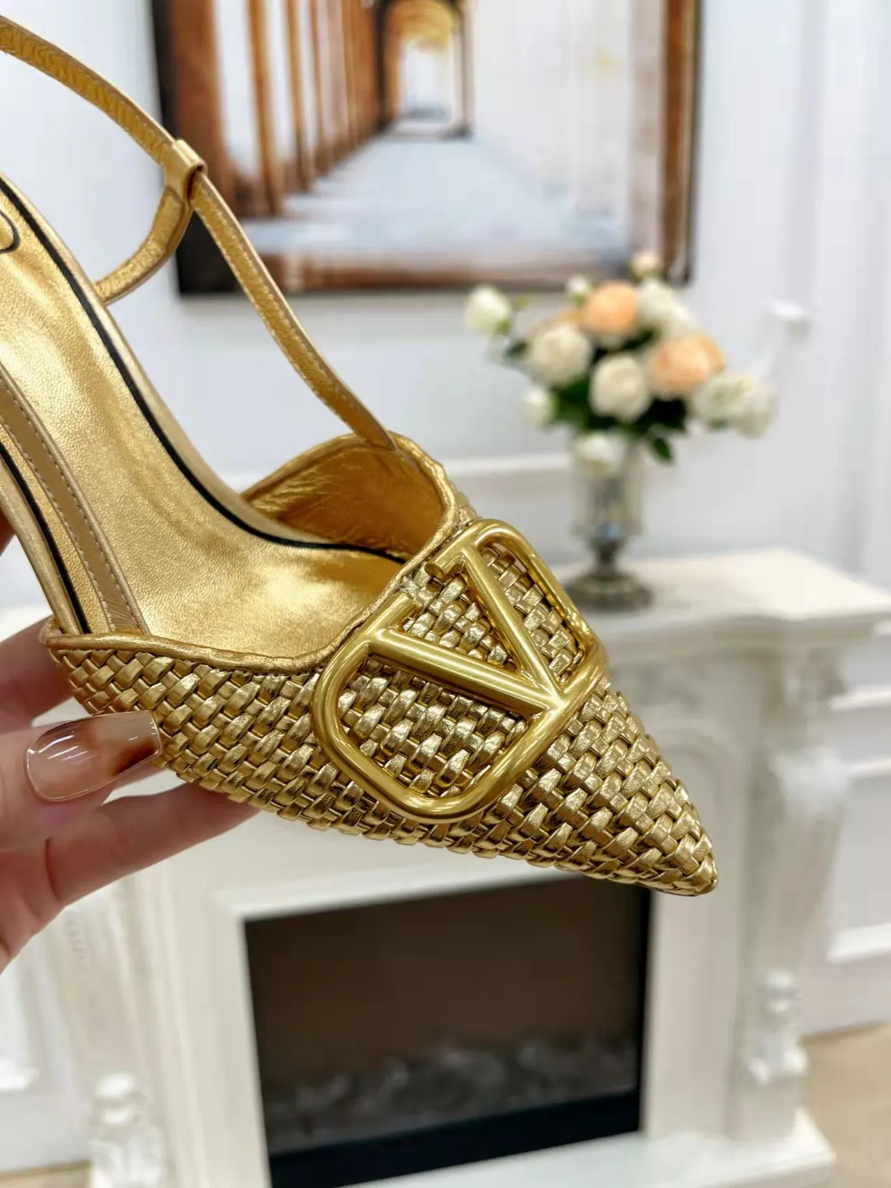👟👟Ex-factory price 440👟👟 Genuine leather sole +40 Top version 𝑉𝐴𝐿𝐸𝑁𝑇𝐼𝑁𝑂 Valentino new spring and summer women's 5⃣️color empty back sandals. The unique [V family hand-woven] brings out a full sense of high-end, and the new season will live up to expectations! Worth buying★Absolutely high-grade❥Original method, Absolutely sensual❥Elegant style, creating a different feeling, simple and elegant style!  Code number: 35-41 (34-42 is custom-made and non-returnable) Inner lining: Sheepskin lining Heel height: 7.5 cm Leather outsole + 40 rubber outsole